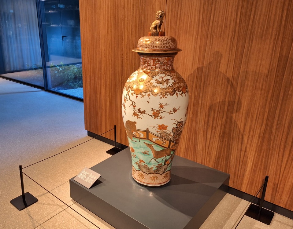 mais de 2.600 peças reunidas ao longo de seis décadas, muitas delas datadas dos séculos XV a XVIII, das dinastias Ming e Qing