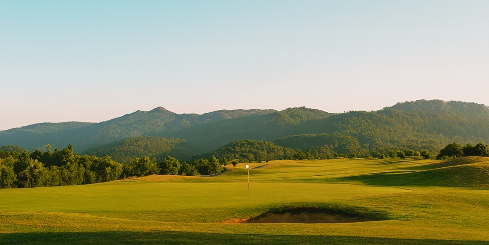 Campo de golfe da Quinta da Beloura com vista para a Serra de Sintra